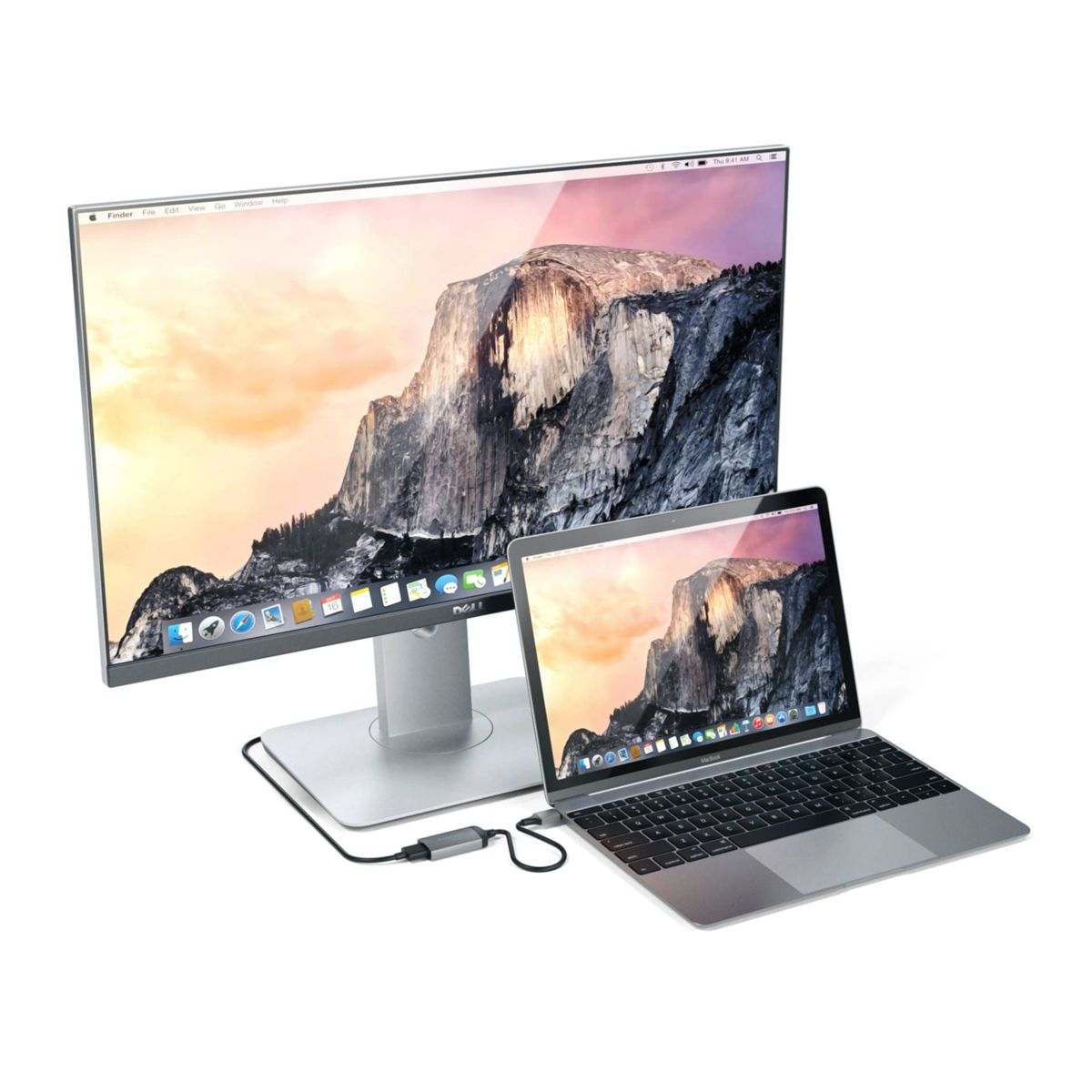 Ein Laptop ist an einen Monitor angeschlossen. Der Monitor zeigt eine Berglandschaft. Ein Kabel verbindet die Geräte.