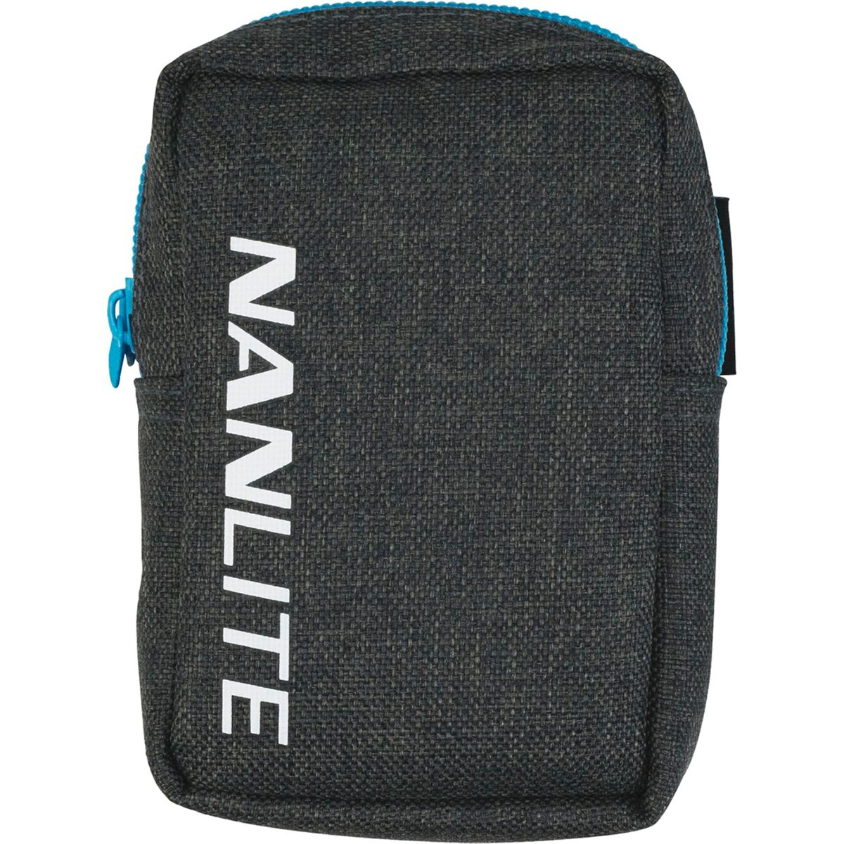 Eine Nanlite-Tasche mit dem Wort NANLITE in weißen Buchstaben auf dunklem Hintergrund.