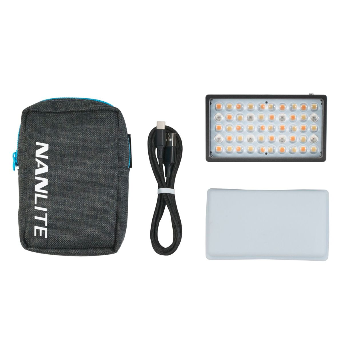Eine Nanlite-Tasche, ein USB-Kabel, ein Lichtpanel und ein weißer Diffusor. Alles auf weißem Grund.