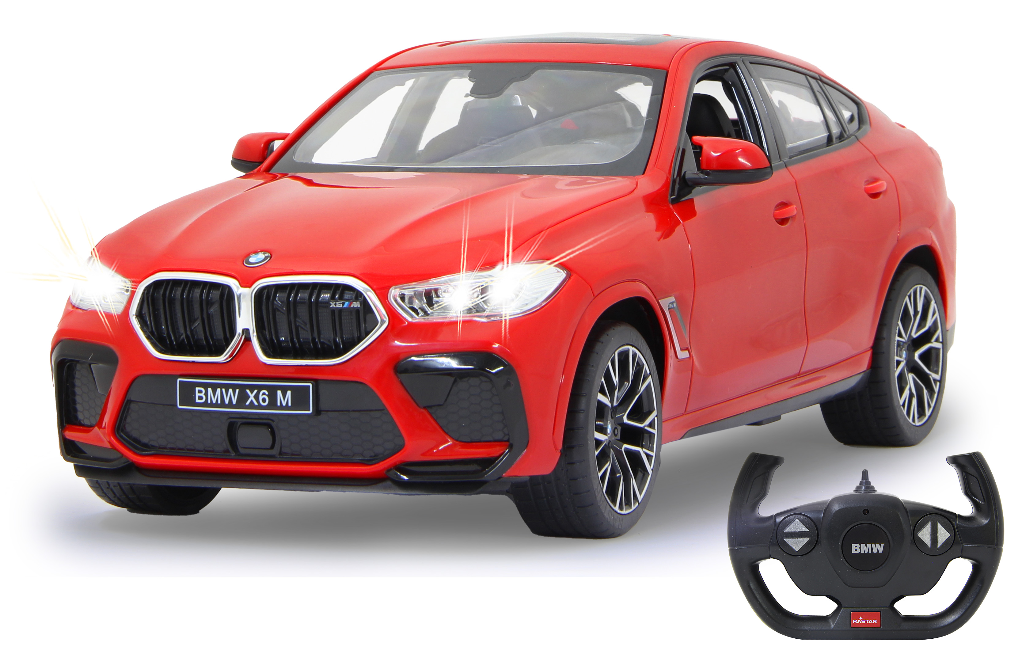 Rotes BMW X6 M Spielzeugauto, Scheinwerfer an. Isoliert auf weißem Hintergrund. Lenkrad sichtbar.