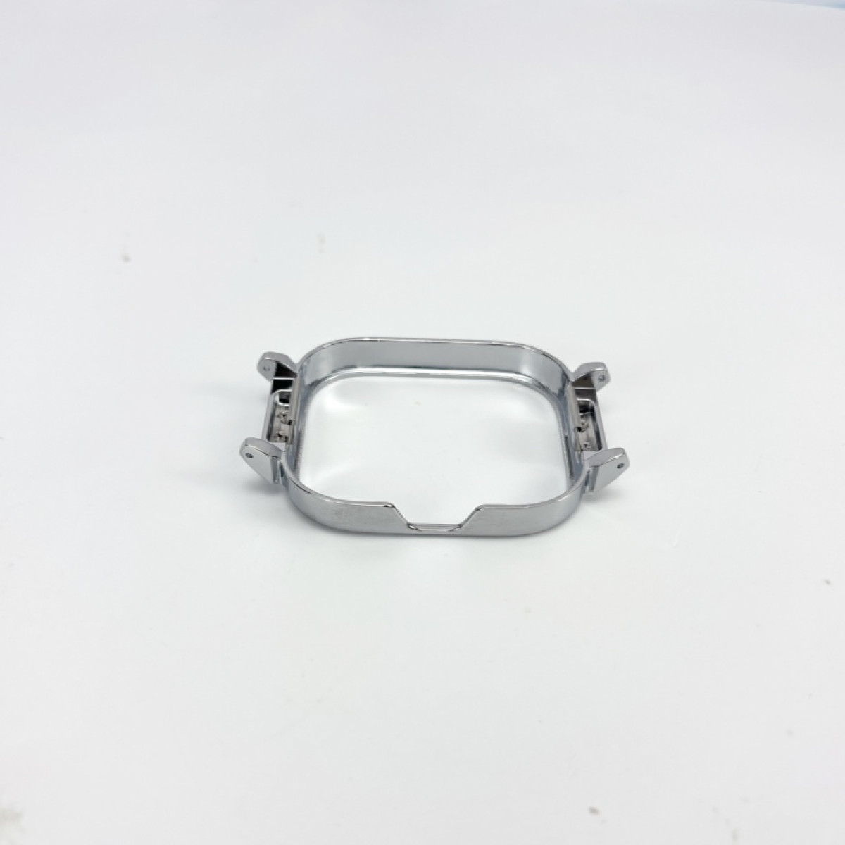 Srebrna ramka do zegarka. Kształt kwadratowy. Białe tło.