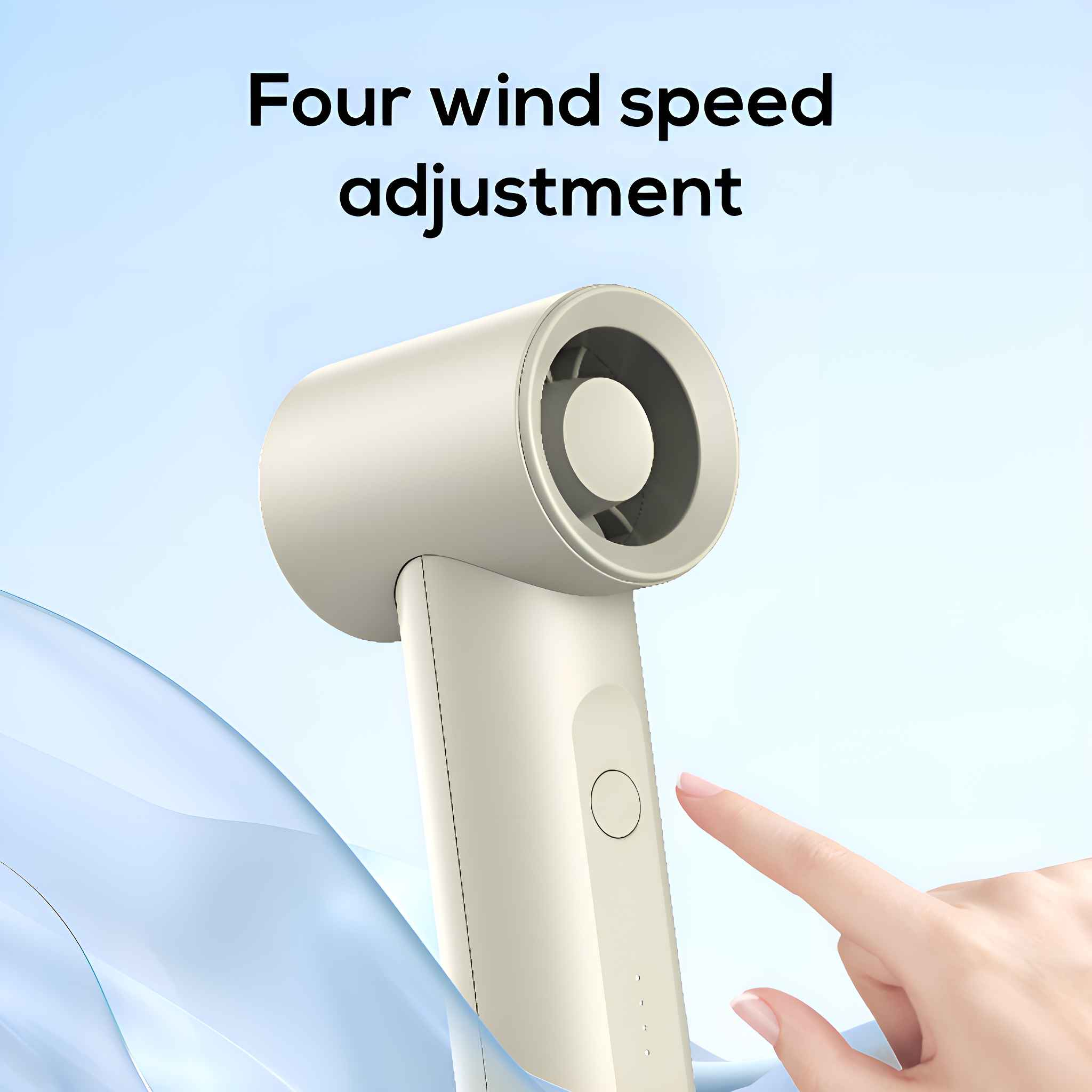 Ein Handventilator mit beigem Griff. Text sagt: "Vier Windstärken-Einstellung" und ein Finger berührt den Knopf.