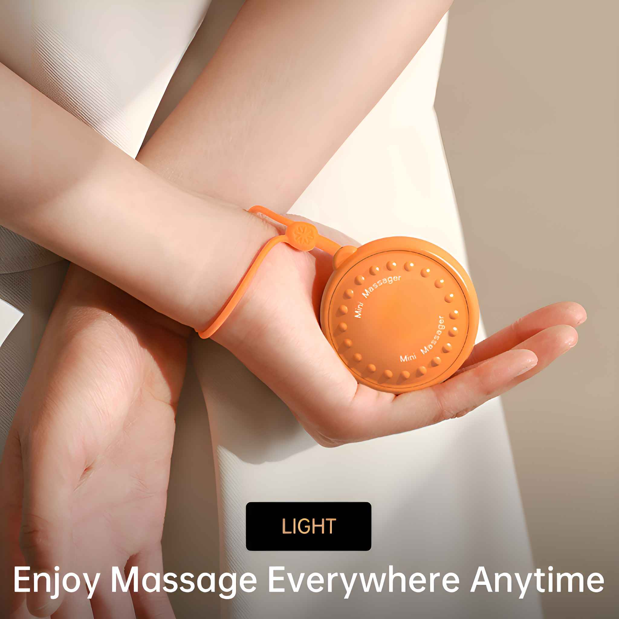 Oranger Mini-Massagegerät in der Hand. Text: Genießen Sie Massage überall und jederzeit.