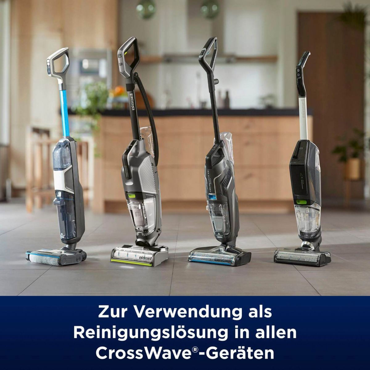 Quattro aspirapolvere verticali, testo in basso dice "Zur Verwendung als Reinigungslösung...".