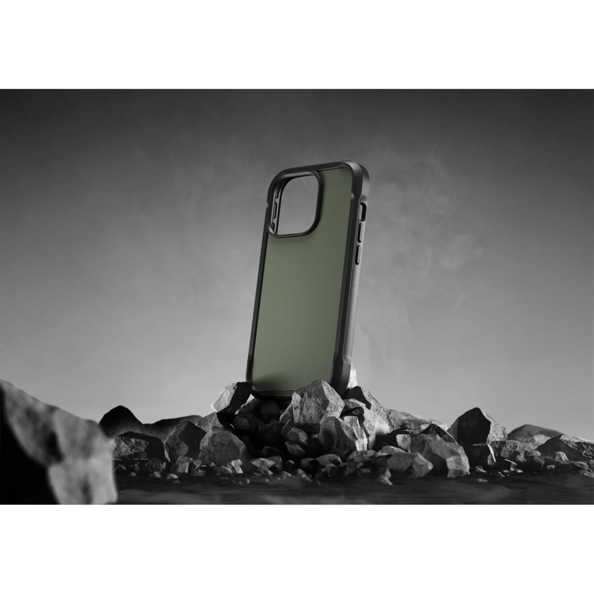 iPhone-Hülle auf Felsen, schwarzer Rahmen mit grünem Mittelteil. Schwarz-Weiß-Hintergrund.