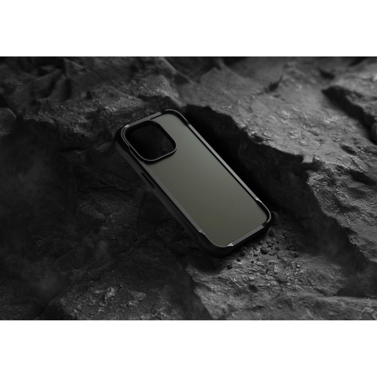 iPhone-Hülle auf dunklen Felsen, die Hülle ist schwarz und grün. Dunkler Hintergrund.