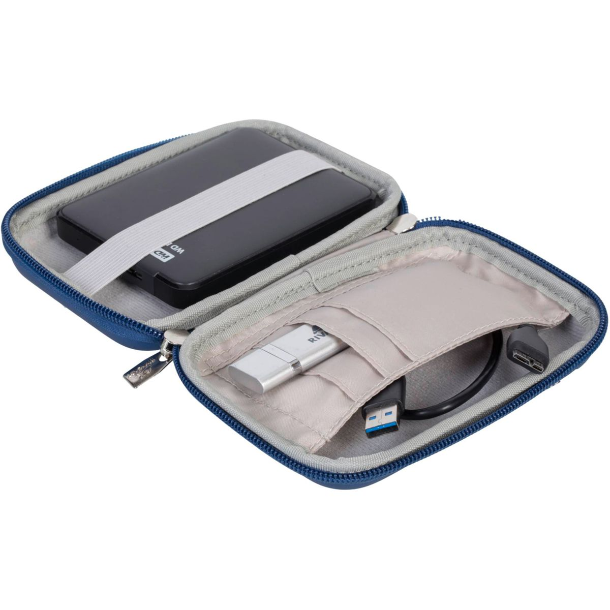 Eine blaue Hülle mit einer schwarzen Festplatte, einem USB-Stick und einem Kabel darin.