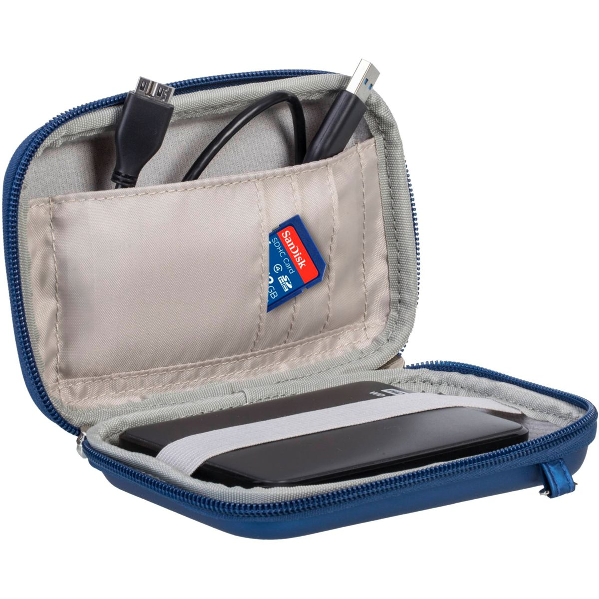 Ein offenes, blaues Etui mit einer Festplatte, einer SD-Karte und Kabeln.
