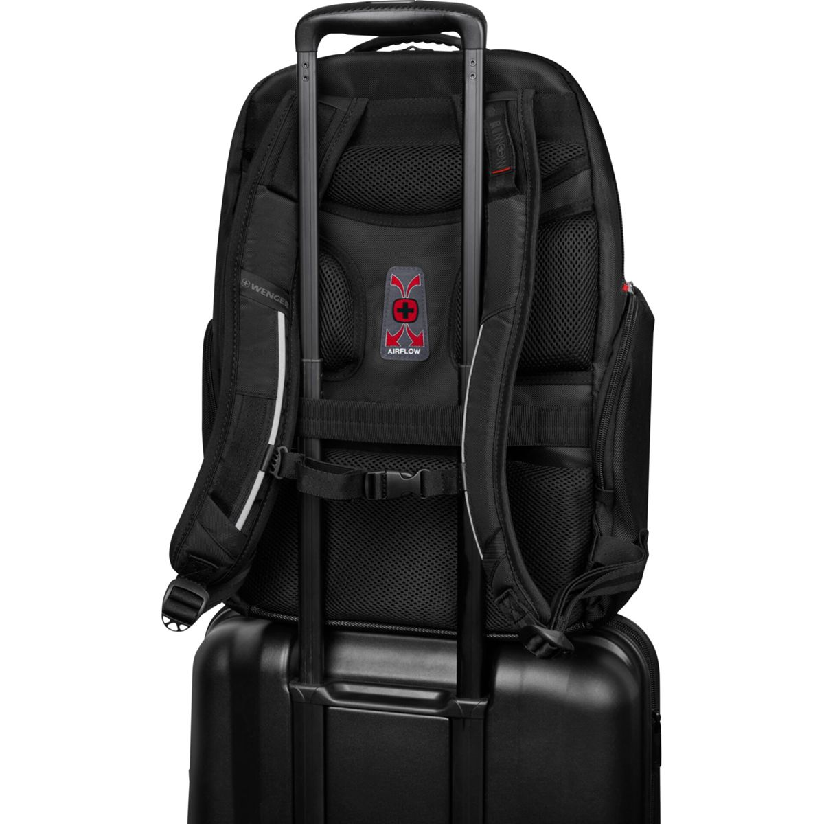 Ein schwarzer Rucksack auf einem Rollkoffer. Der Rucksack hat einen Netzrücken und ein 'AIRFLOW'-Logo.