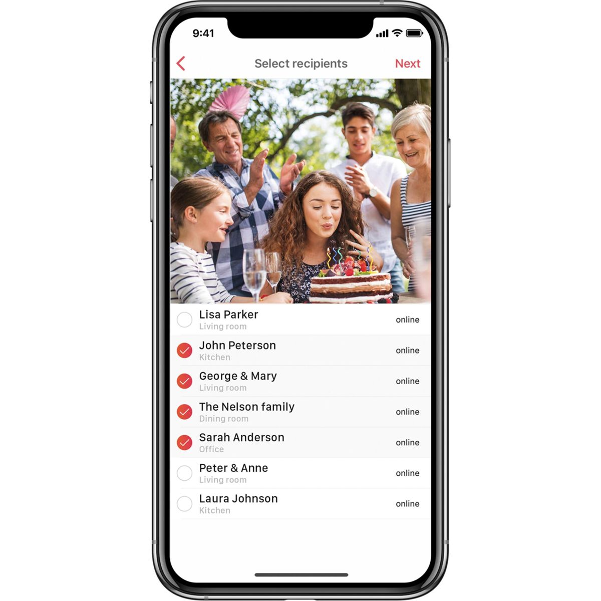 Un écran de téléphone affiche une interface d'appel vidéo de groupe. Plusieurs personnes sont dans l'appel.