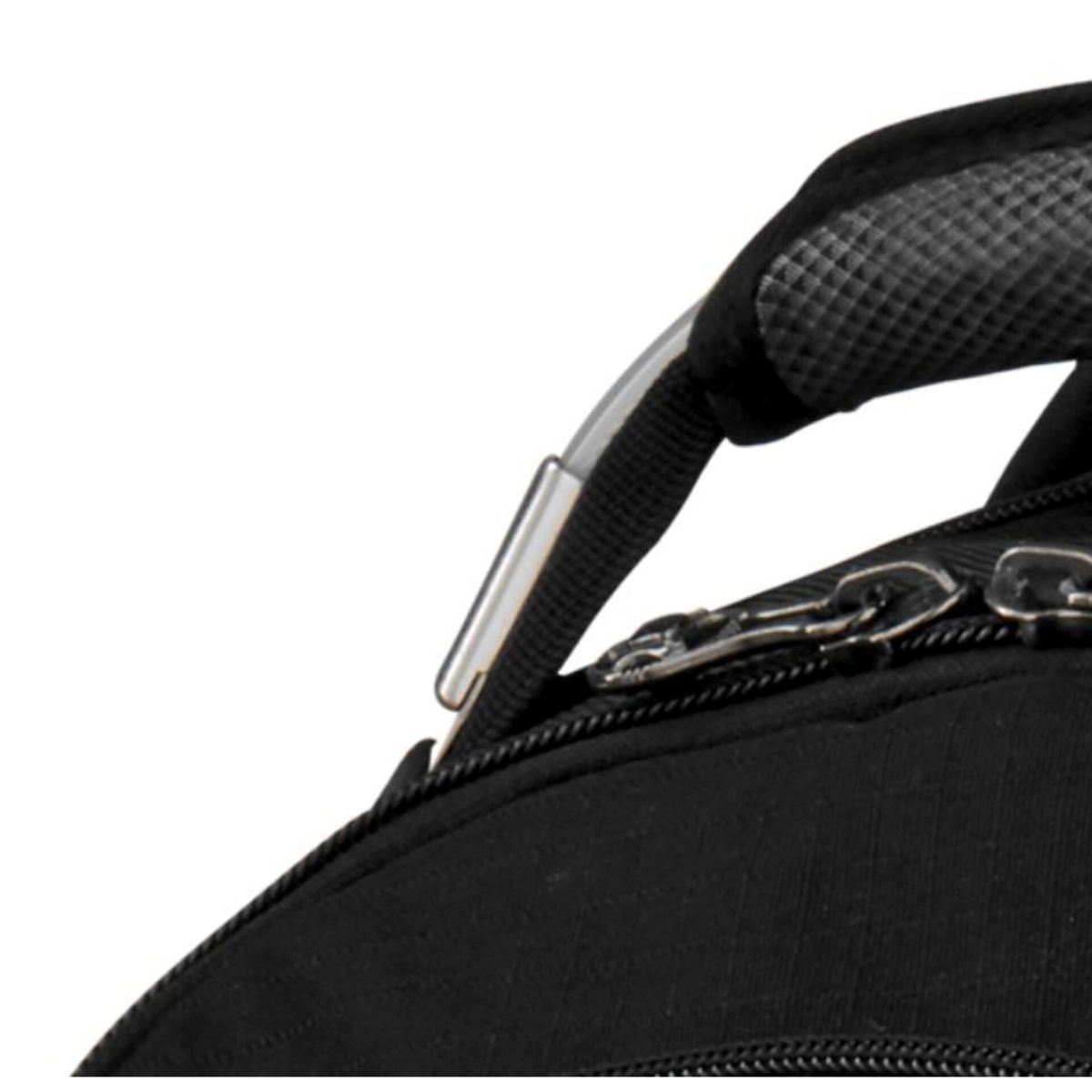 Nahaufnahme der Oberseite einer schwarzen Tasche mit silbernem Griffansatz.