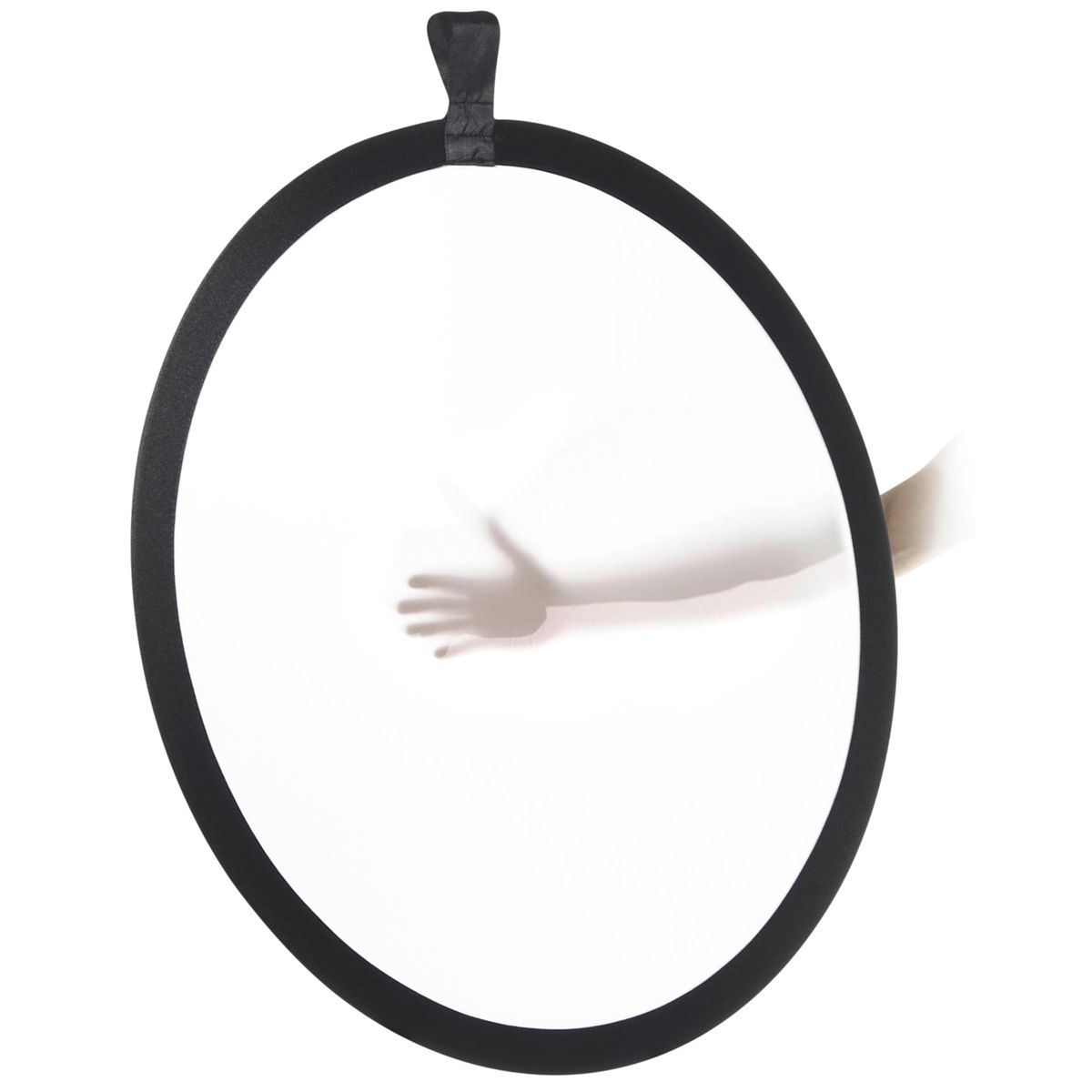 Un riflettore di luce circolare nero con una mano che lo attraversa, su sfondo bianco.