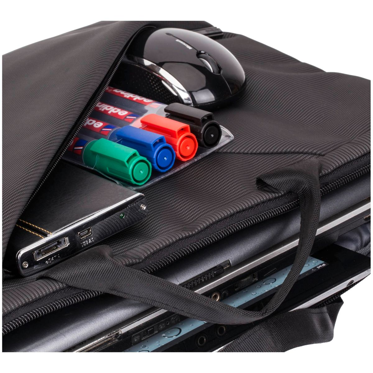 Eine Laptoptasche offen mit Stiften, einer Maus und einem Notizbuch. Mehrere Laptops sind darunter gestapelt.