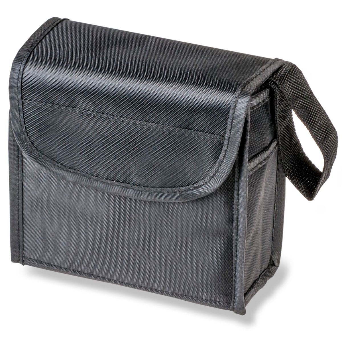 Eine schwarze Tasche mit Griff und Klappe, auf weißem Hintergrund. Sie hat eine rechteckige Form.