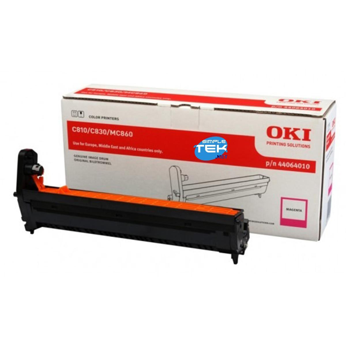 Una cartuccia toner nera e arancione è posizionata davanti alla sua scatola, bianca e rossa.