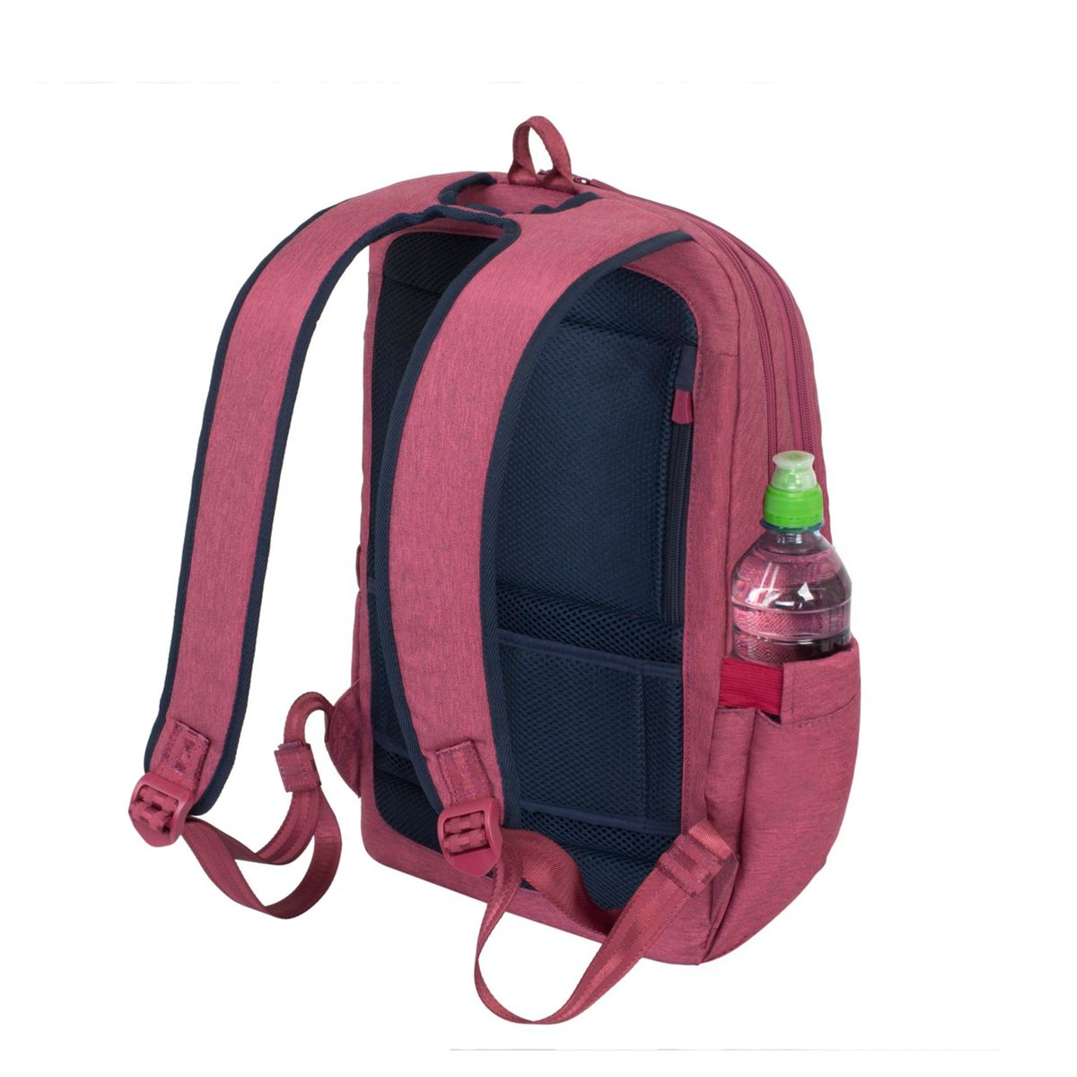 Ein roter Rucksack mit einer Wasserflasche in der Seitentasche ist von hinten abgebildet.