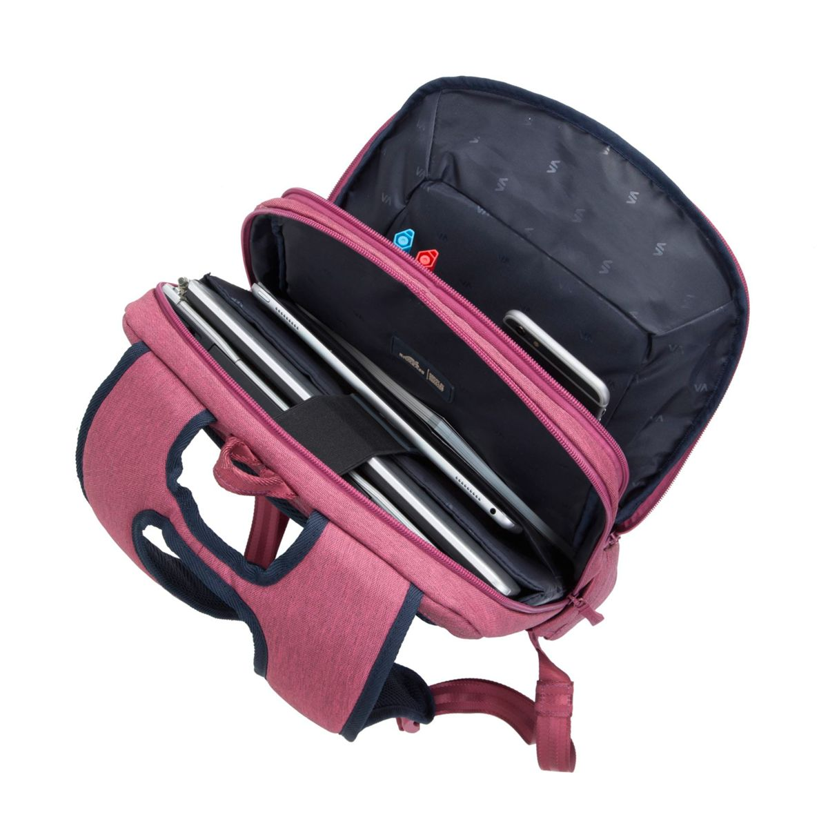 Ein roter Rucksack mit mehreren Laptops und einem Telefon im Inneren wird aus der Vogelperspektive gezeigt.