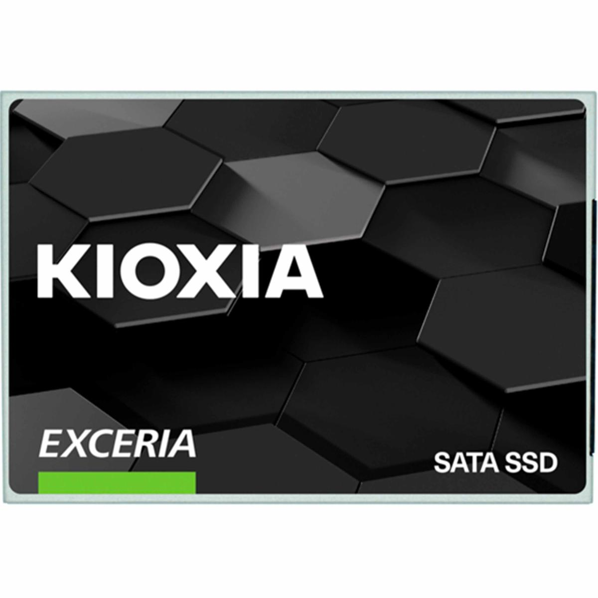Dysk SSD SATA KIOXIA. Ma czarno-zielony design. Białe tło.