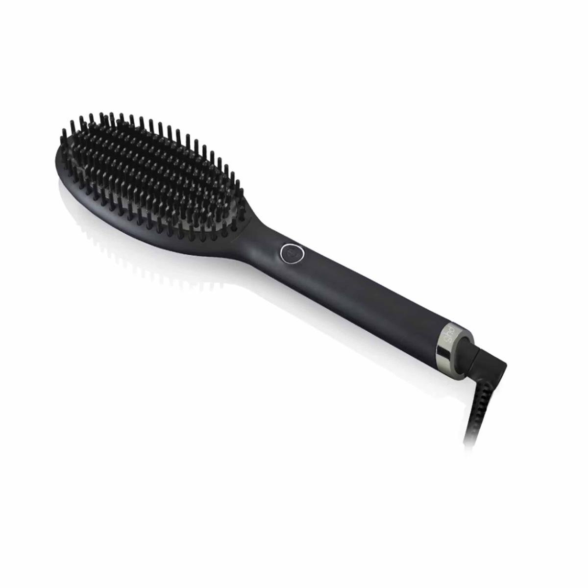 Cepillo alisador de cabello negro. Tiene un mango, cerdas y un cable de alimentación. Fondo blanco.