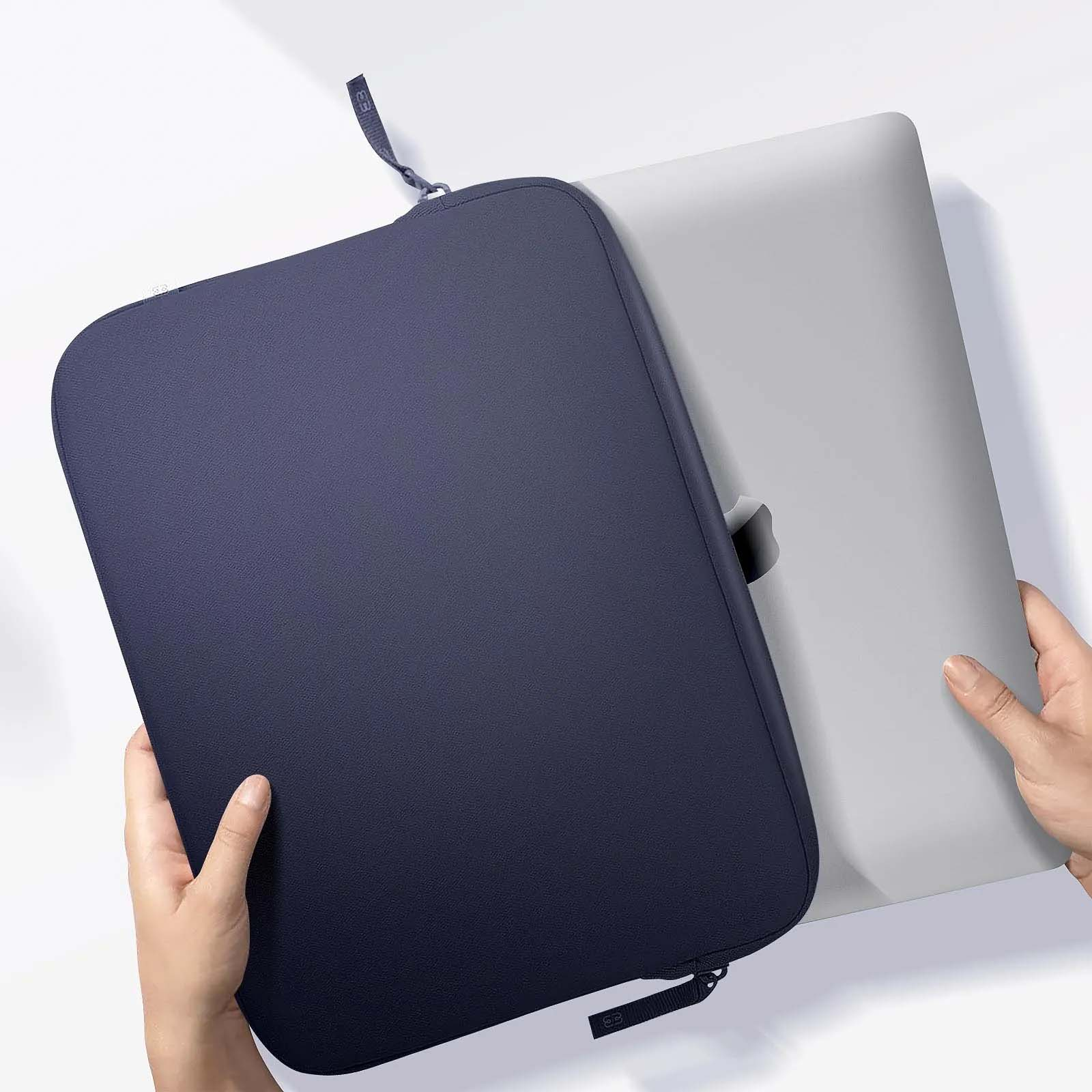 Hände halten eine marineblaue Laptophülle und einen silbernen Laptop. Die Hülle bedeckt den Laptop teilweise.