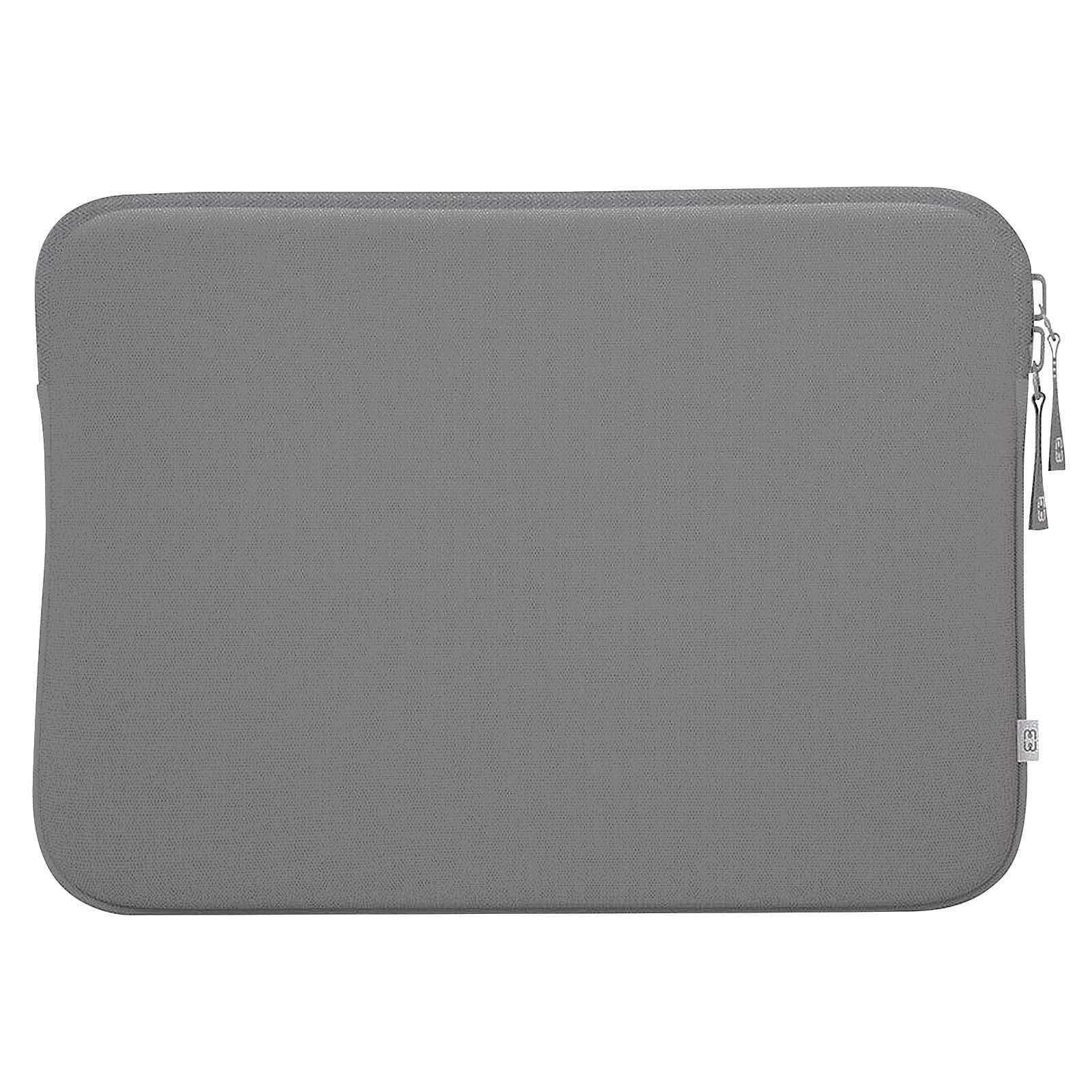 Una custodia per laptop grigia chiusa con cerniera su sfondo bianco.