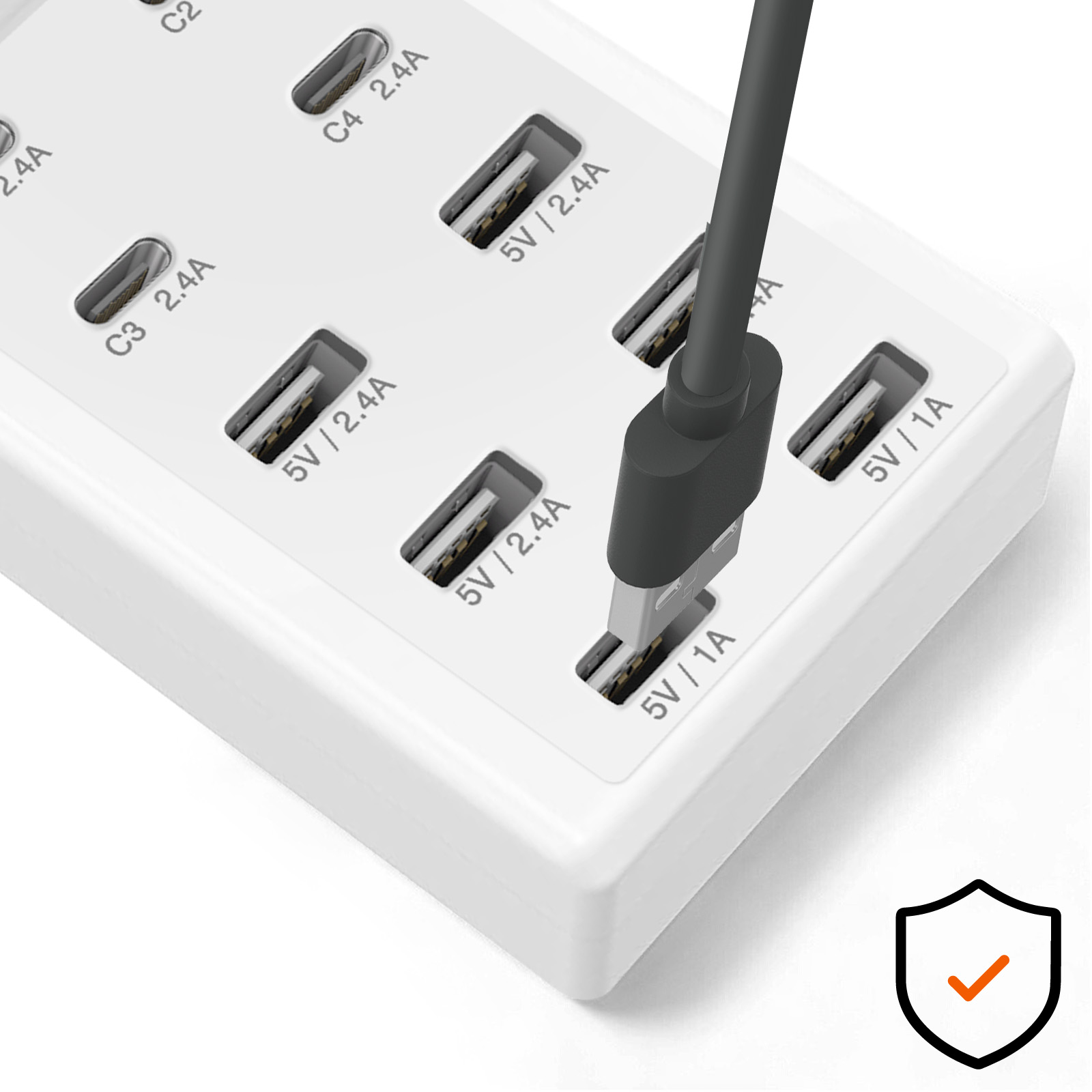 Eine weiße Steckdosenleiste mit mehreren USB-Anschlüssen und einem eingesteckten Ladekabel.