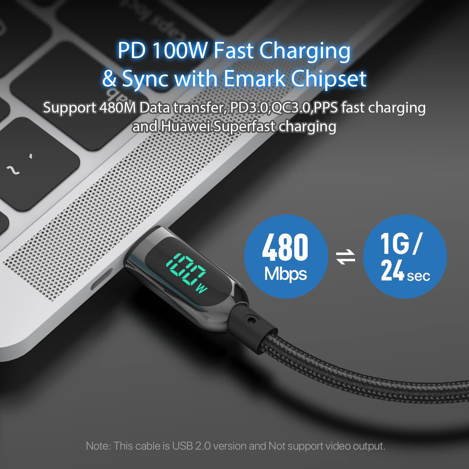 Laptop mit eingestecktem USB-C-Kabel, das 100W Laden anzeigt. Datenübertragungsgeschwindigkeit wird angezeigt.
