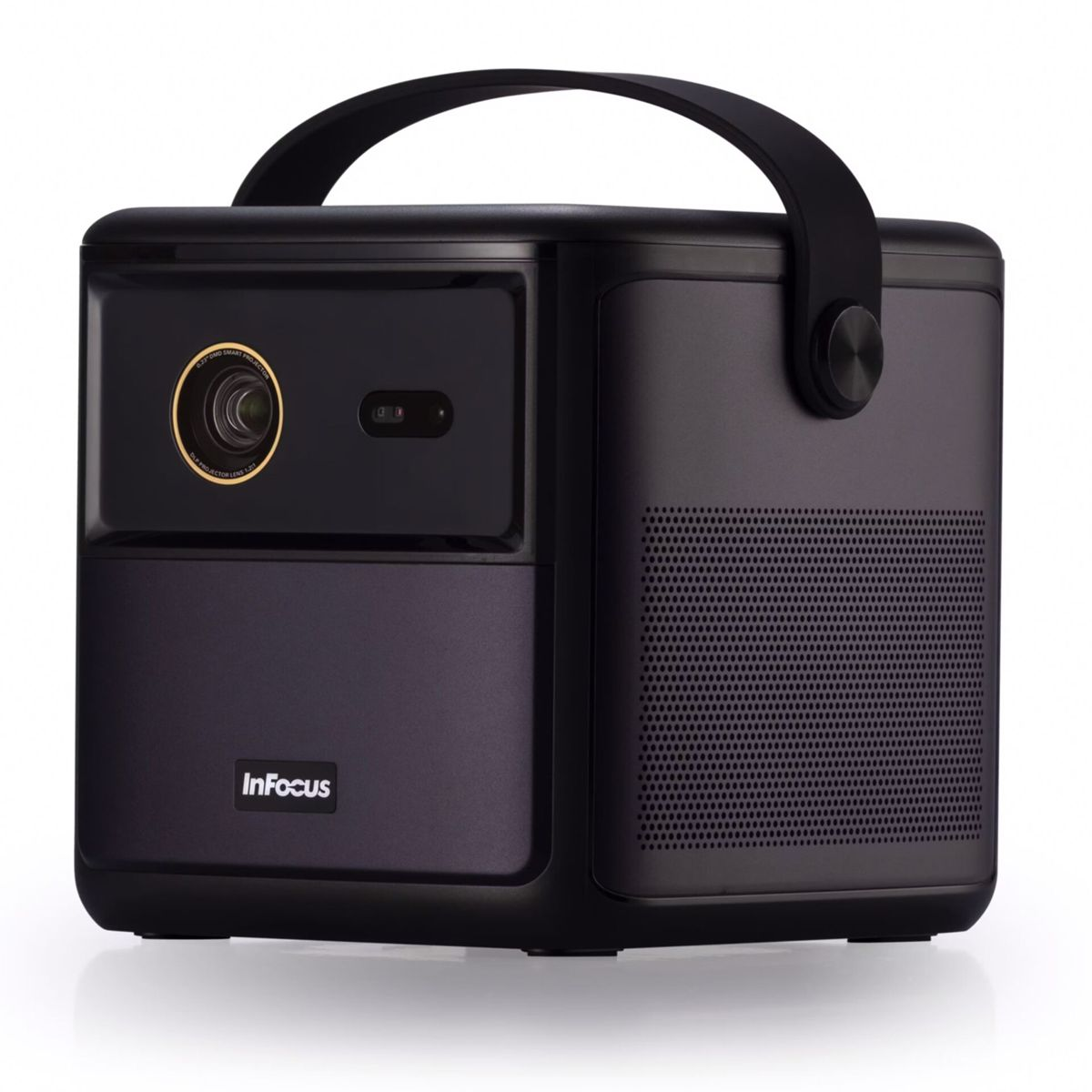 Czarny projektor InFocus z uchwytem na białej powierzchni. Widoczny obiektyw i logo InFocus.
