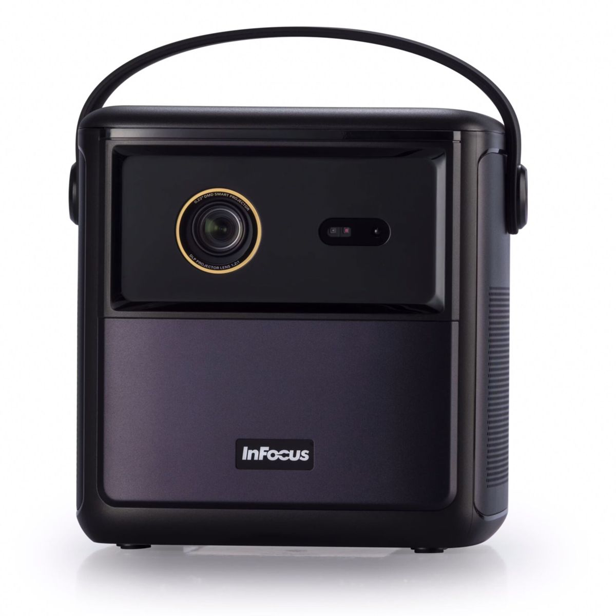 Czarny projektor InFocus z uchwytem na białej powierzchni. Widoczny obiektyw i logo InFocus.
