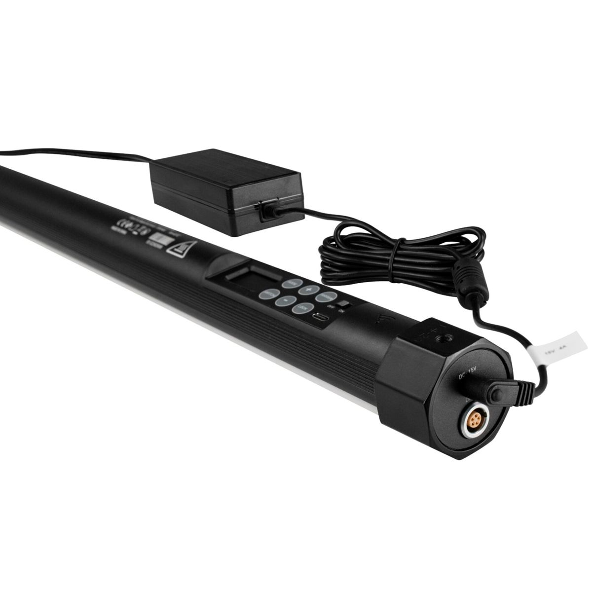 Ein schwarzer LED-Lichtstab mit Netzteil und schwarzem Kabel. Auf weißem Hintergrund.