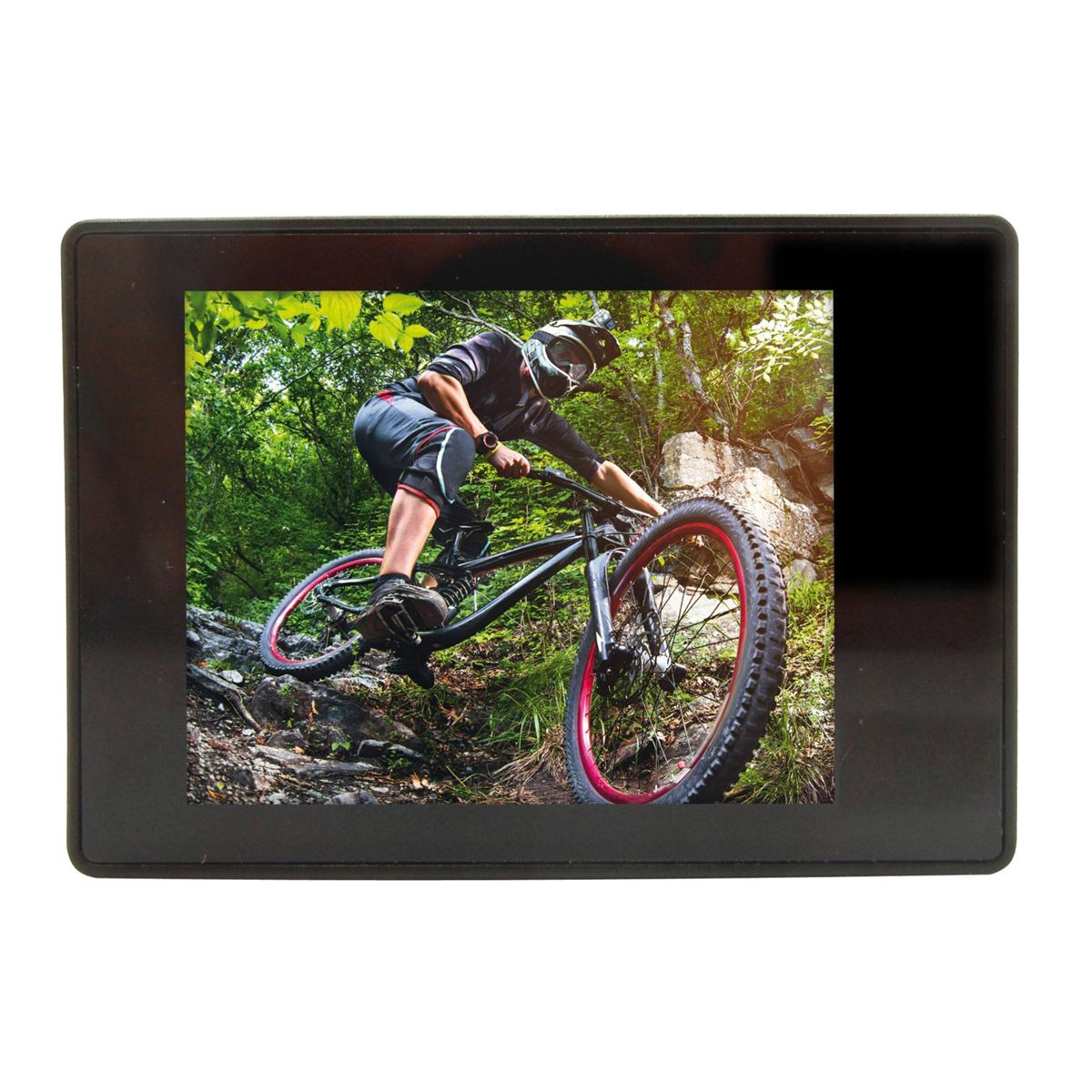 Czarna kamera sportowa z ekranem pokazującym osobę jadącą na rowerze w lesie.