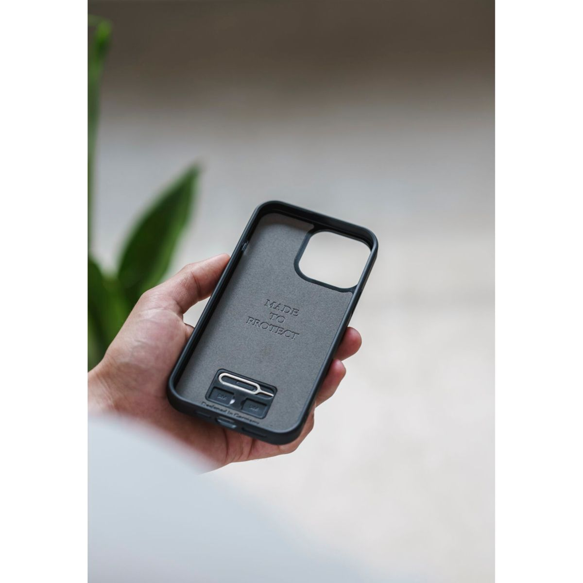 Telefonhülleninnenseite mit den Worten MADE TO PROTECT. Das Telefon ist nicht im Gehäuse.