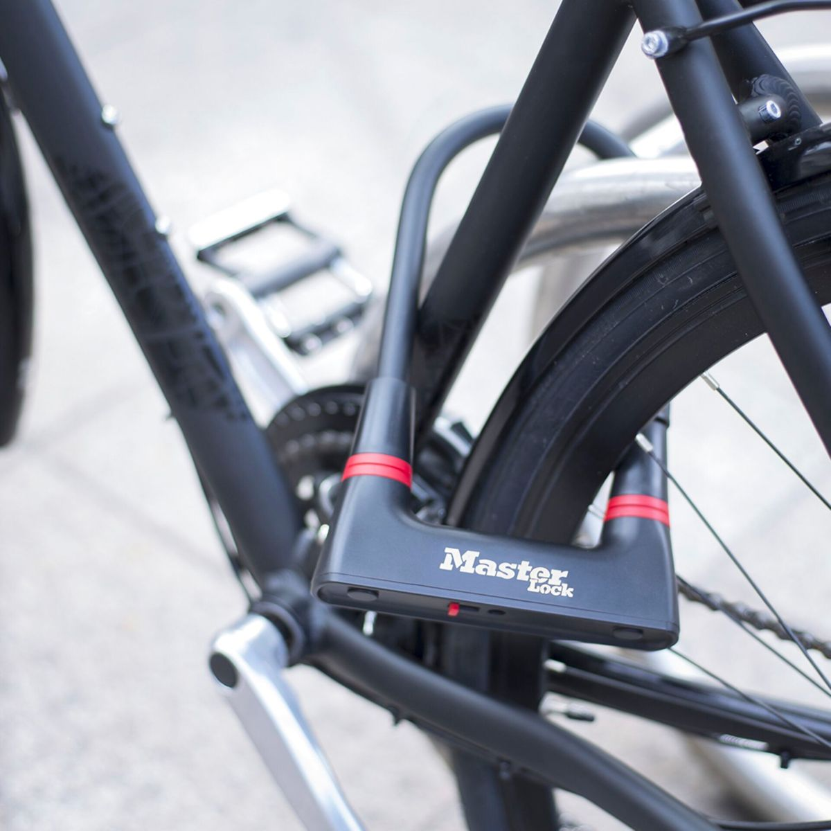 Schwarzes Fahrrad mit einem Master Lock U-Schloss zur Sicherung des Rades.