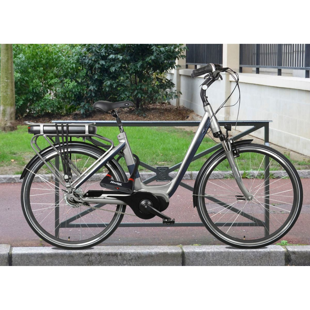 Ein graues und silbernes Elektrofahrrad mit einem schwarzen Master Lock.
