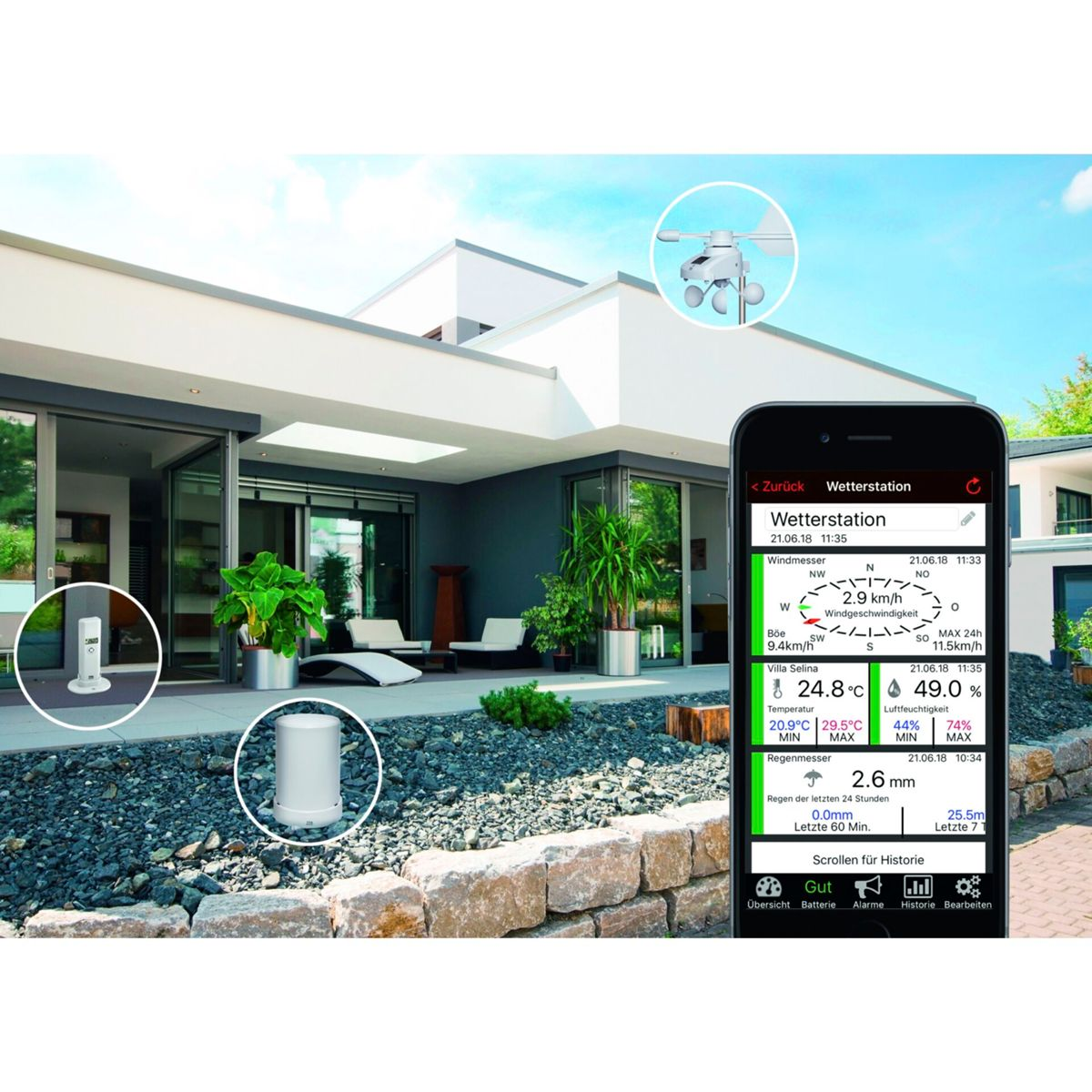 Une application de station météo sur un téléphone affiche des données. Dehors, une maison blanche avec un patio, une girouette et un pluviomètre sont visibles.