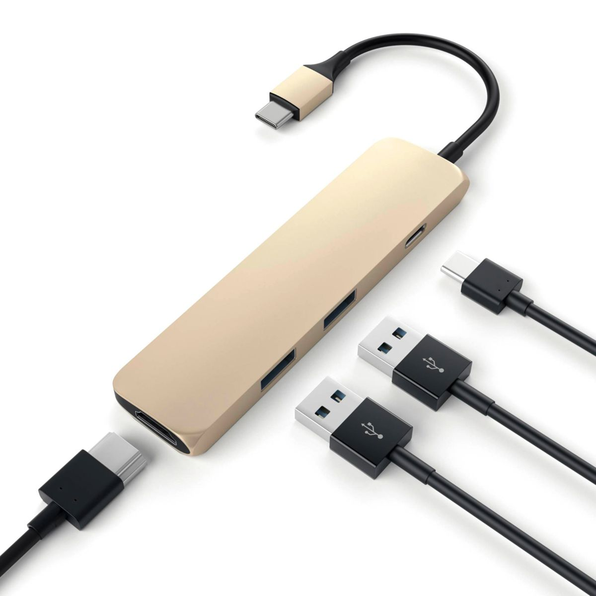 Un hub USB color oro con cavo e porte neri. Sono collegati cavi USB e USB-C.