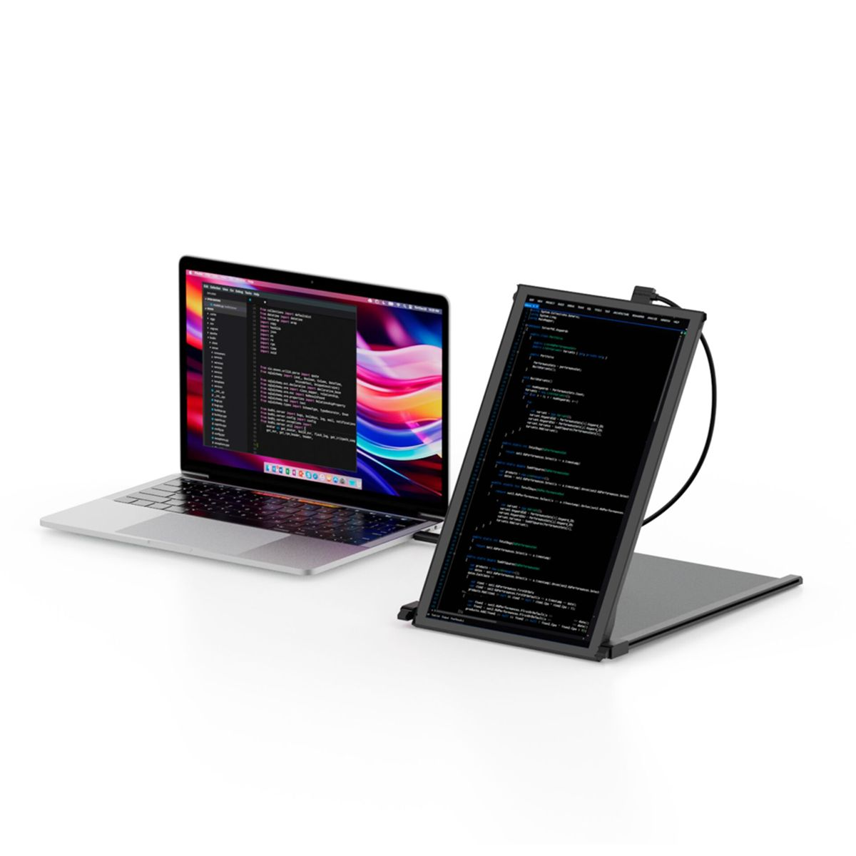 Ein Laptop und ein zusätzlicher Bildschirm sind verbunden. Der Laptop zeigt eine farbenfrohe Oberfläche, der Bildschirm zeigt Code.