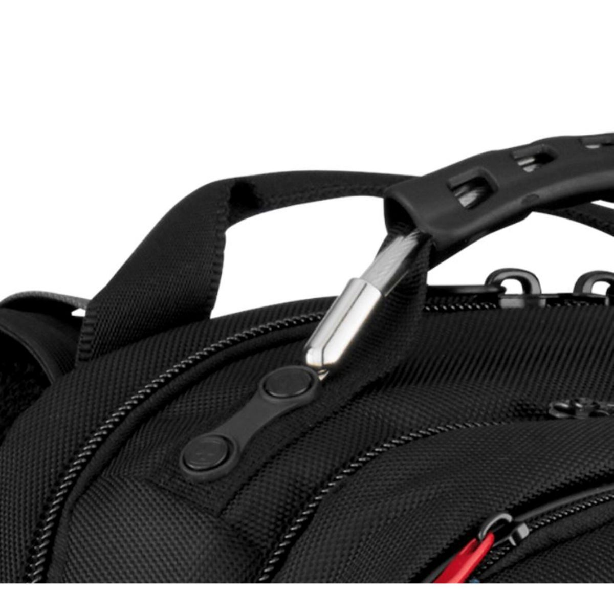Nahaufnahme des Griffs und der Reißverschlussdetails eines schwarzen Rucksacks. Silbernes Metall und schwarzer Stoff sind prominent.