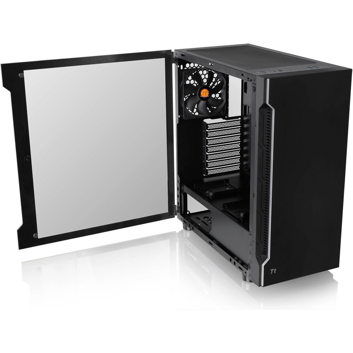 Schwarzes Computergehäuse mit geöffneter Glasseitenwand. Lüfter innen sichtbar. Weiße Oberflächenreflexion.