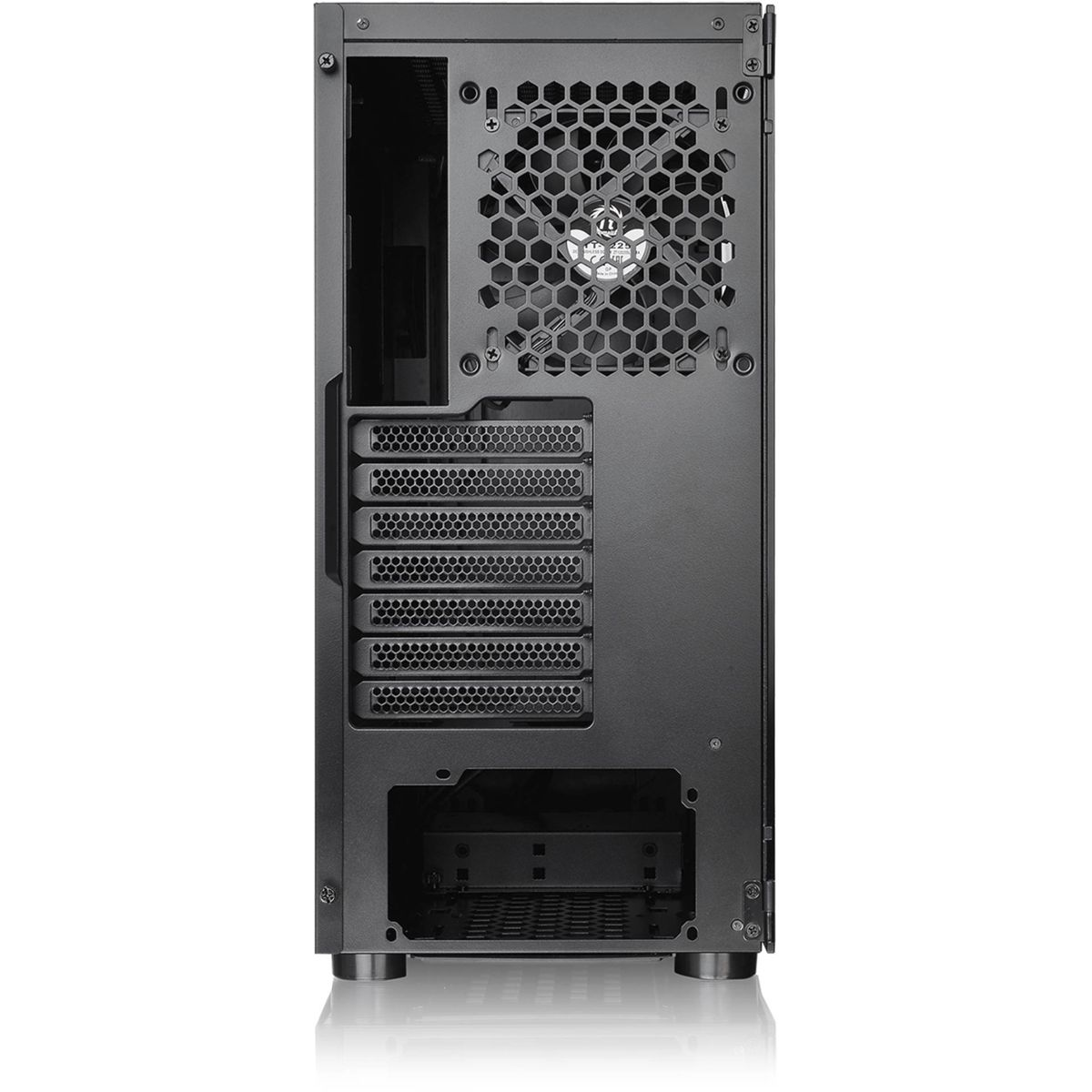 Ein schwarzes Computergehäuse mit Lüftungslöchern und Öffnungen für Komponenten, auf weißem Grund.