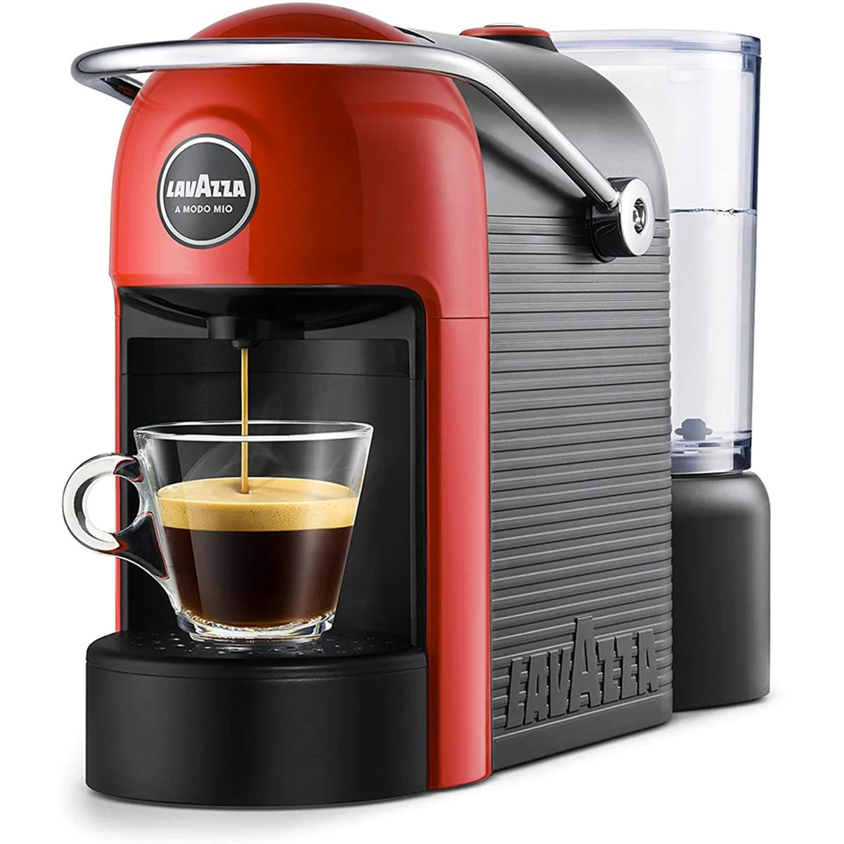Eine rote Lavazza-Kaffeemaschine mit einer Tasse Kaffee. Klarer Wasserbehälter an der Seite.