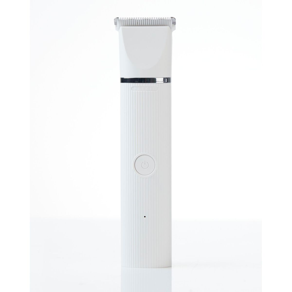 Biała elektryczna maszynka do strzyżenia włosów z przyciskiem zasilania i wskaźnikiem ładowania, na białym tle.