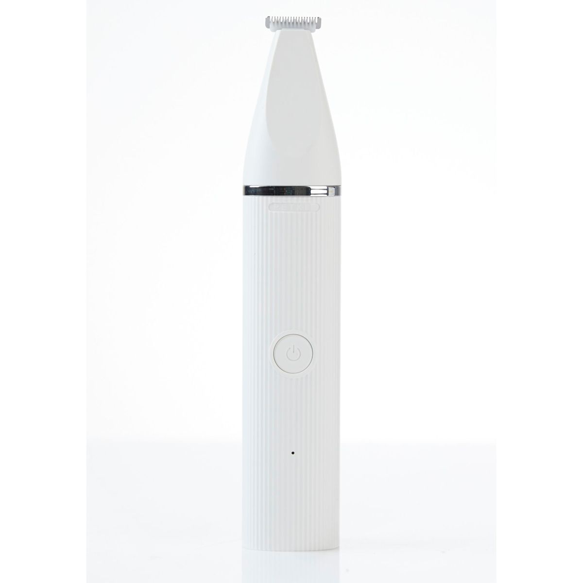 Biała elektryczna maszynka do strzyżenia z przyciskiem zasilania. Trymer jest pionowy na białym tle.