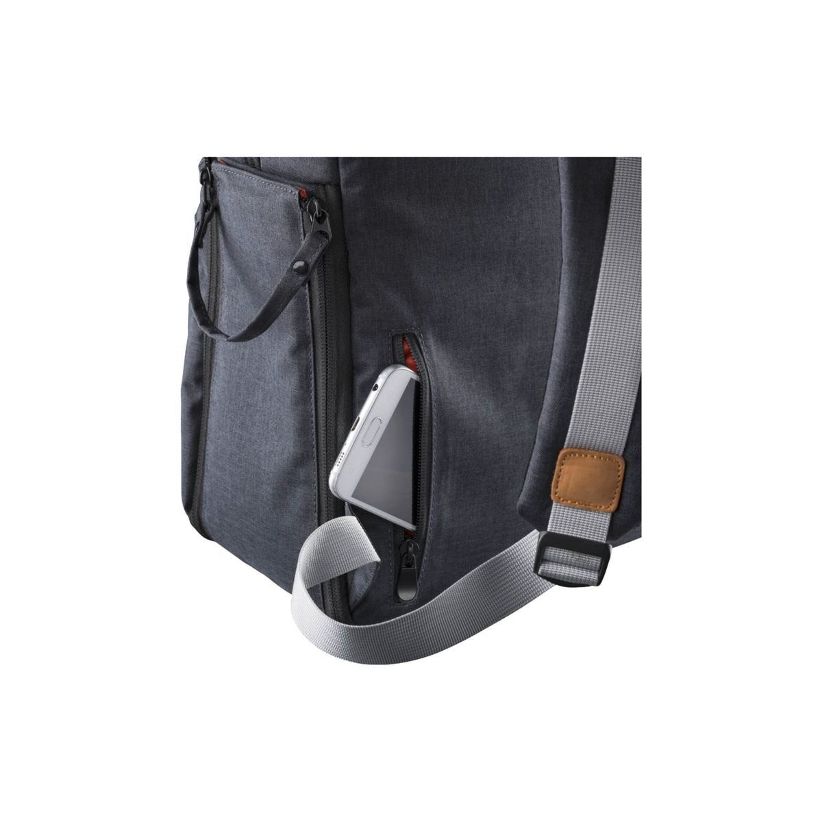 Ein grauer Rucksack mit einem Telefon in der Seitentasche. Ein braunes Lederetikett ist am Riemen befestigt.