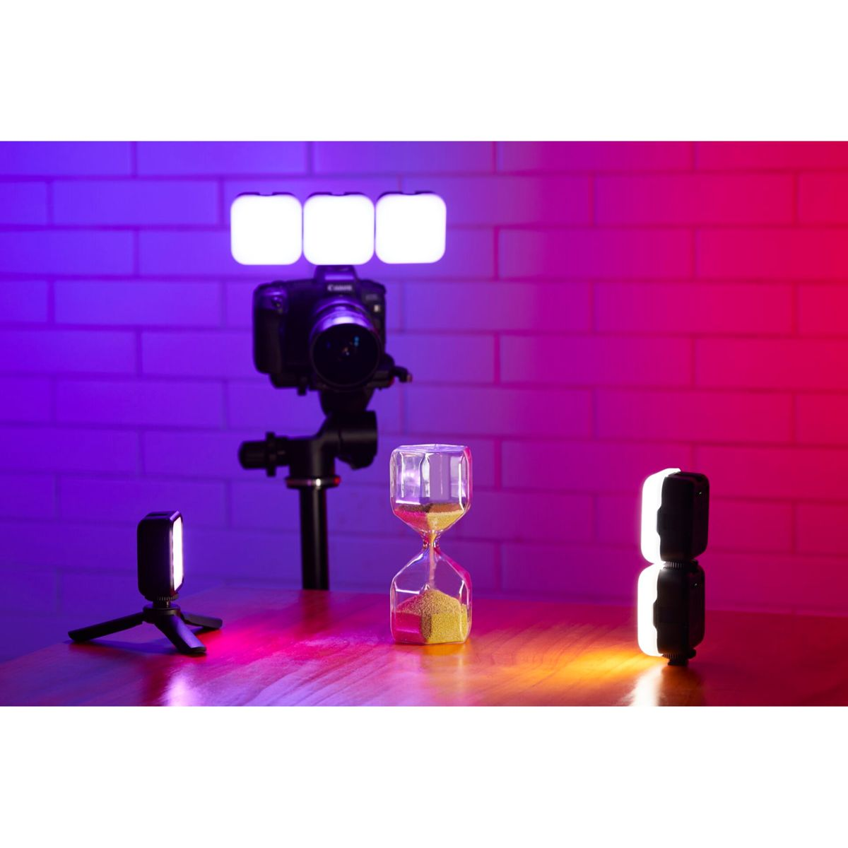 Ein Foto-Setup mit Lichtern, einer Kamera auf einem Gimbal und einer Sanduhr.