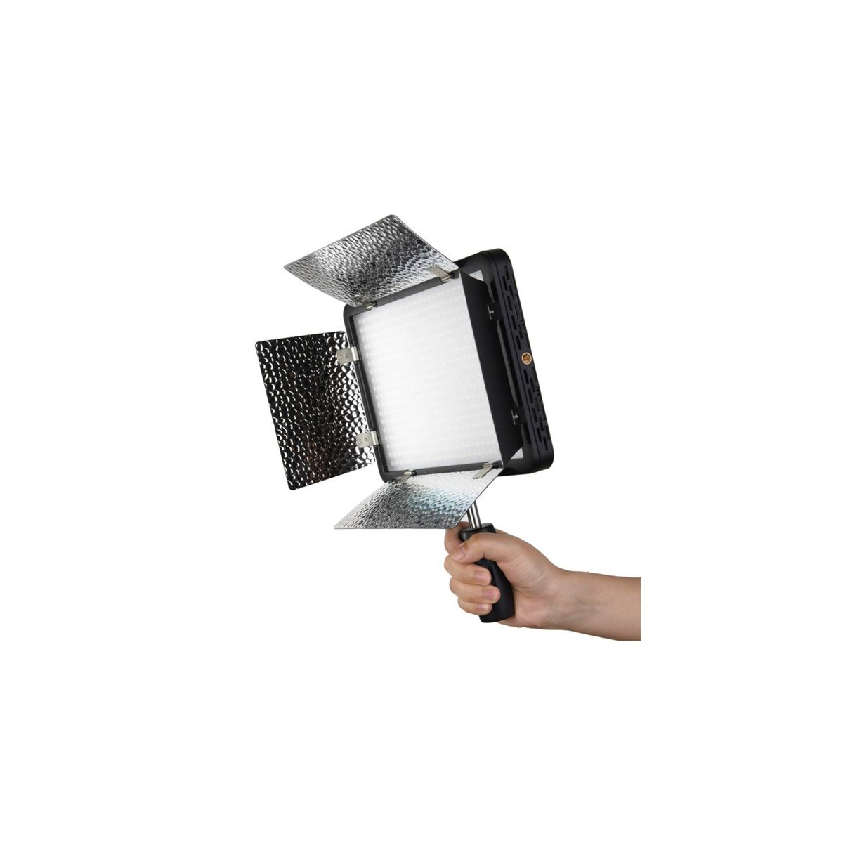 Eine Hand, die ein schwarzes LED-Lichtpanel hält, mit silbernen Reflektoren und einem Griff.
