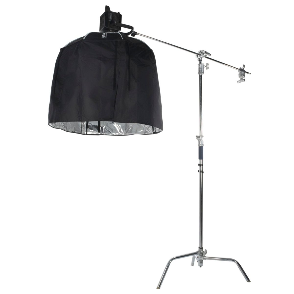Un modificatore di luce nero con un supporto, la luce è coperta da un tessuto nero.