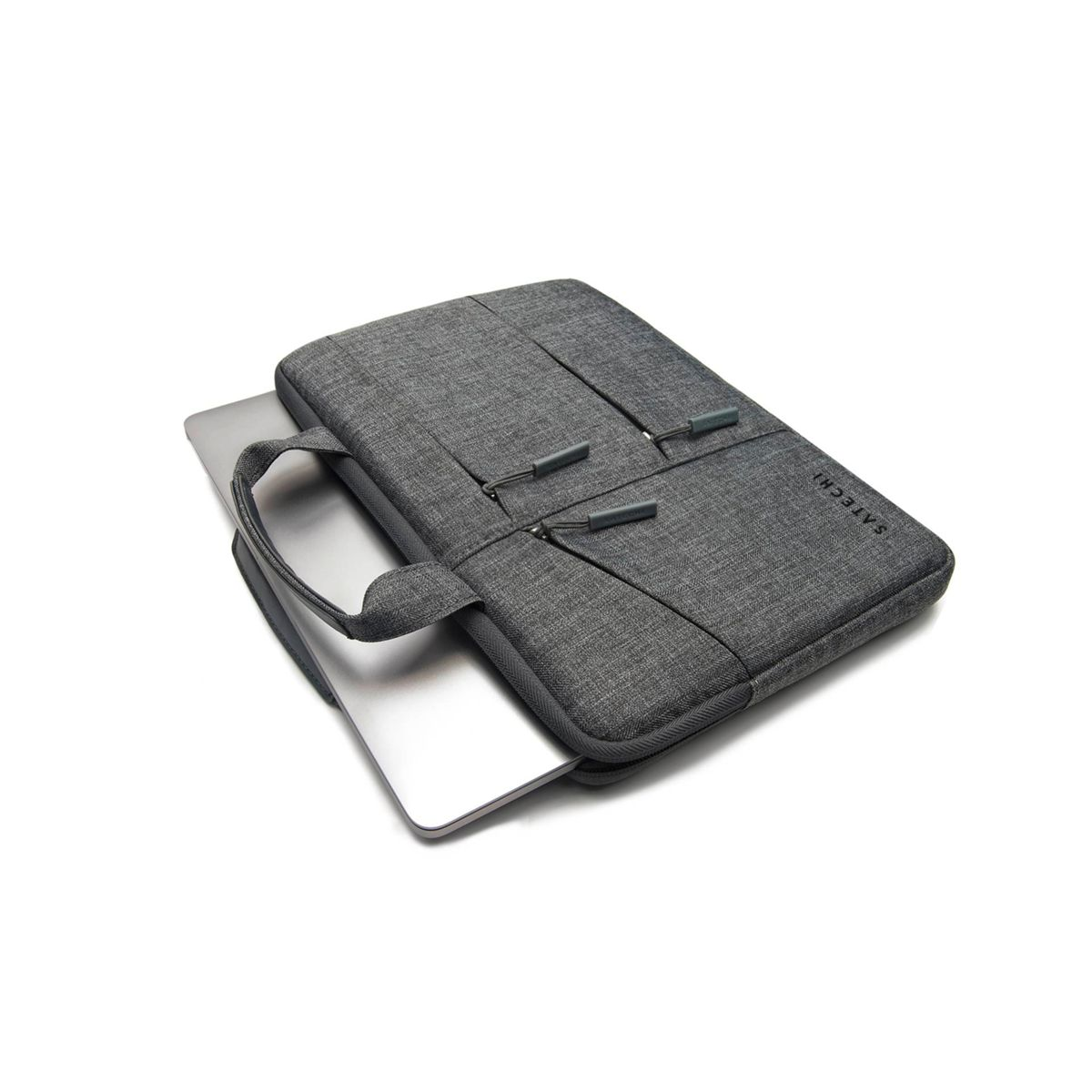 Laptop grigio in una custodia grigia con manico e cerniere. Il testo recita 'Satechi'.