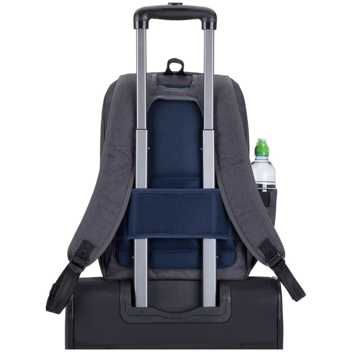Rucksack auf einem Koffer. Der Rucksack ist grau, mit einer Flasche in der Seitentasche und dem Griff eines Koffers.