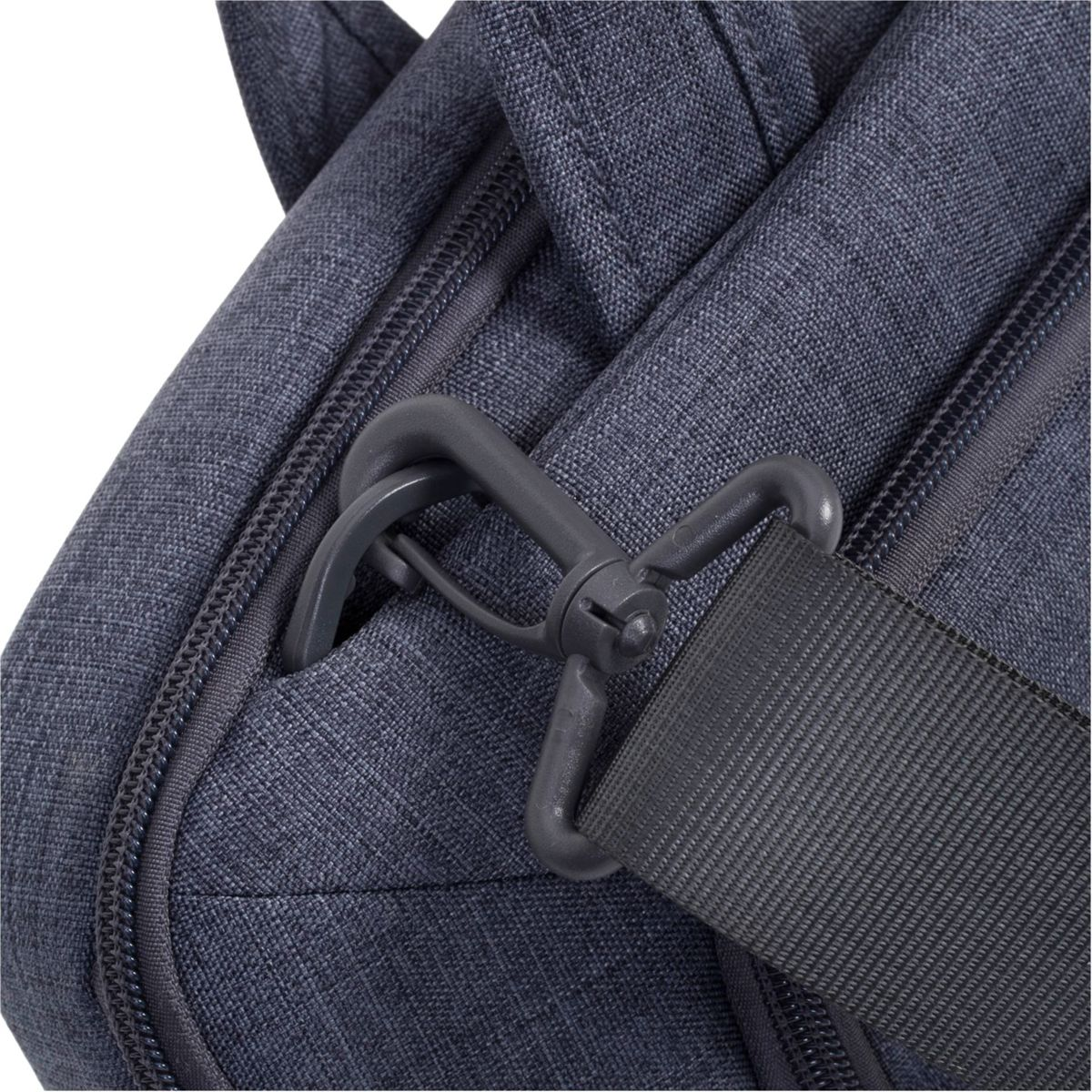 Primo piano di chiusura e cinturino di una borsa, blu scuro.